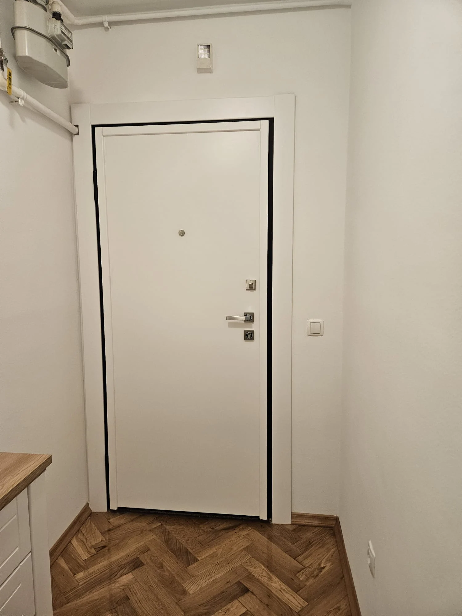 Bijela ulazna vrata
