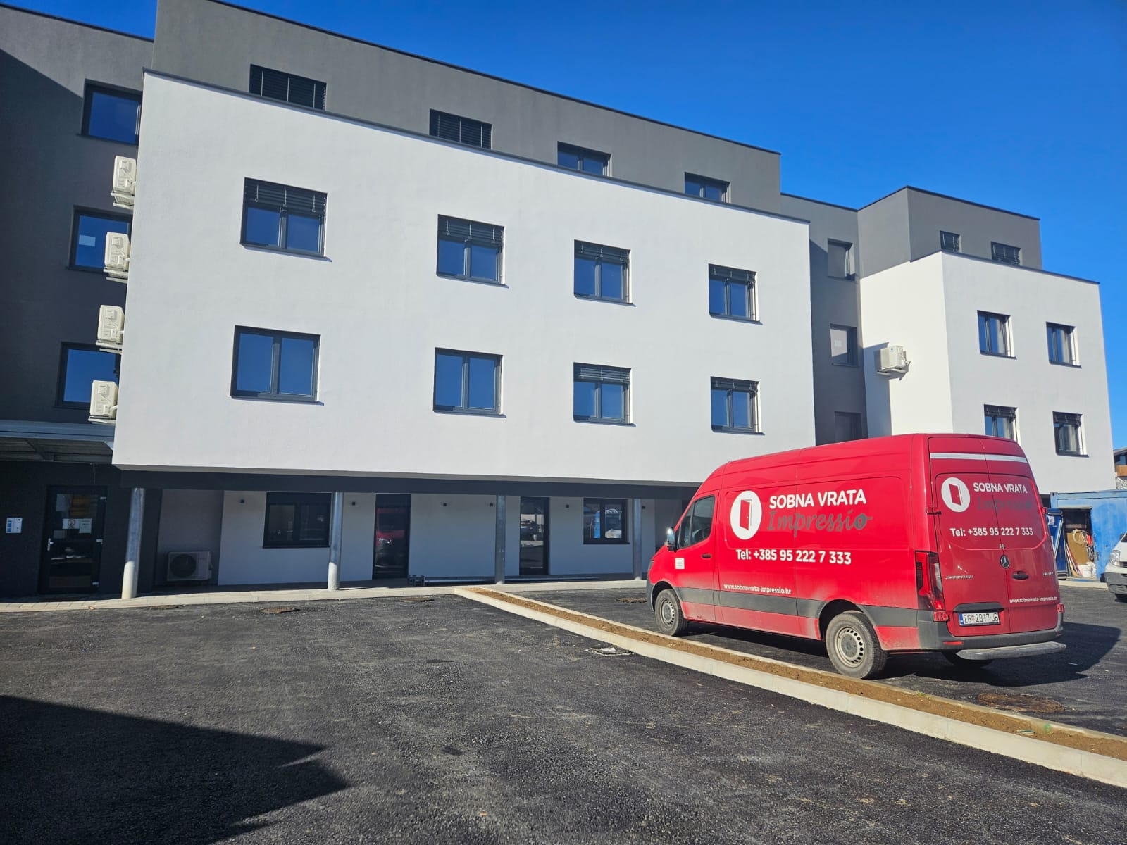 Stambeni kompleks Maribor s ugrađenim sobnim vratima