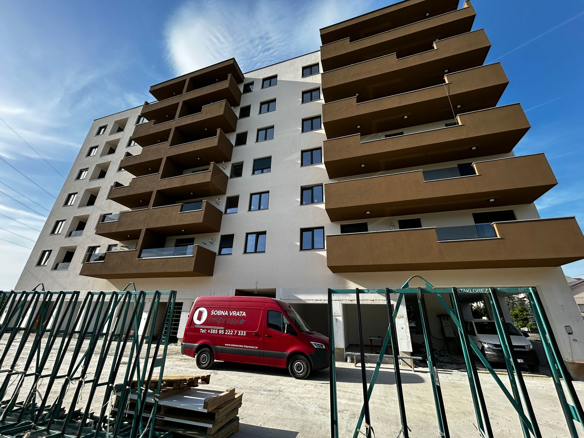 Stambena zgrada Špansko u Zagrebu s ugrađenim sobnim vratima